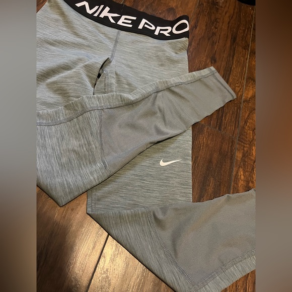 Nike Pro Mesh-Paneled Leggings - Picture 6 of 14